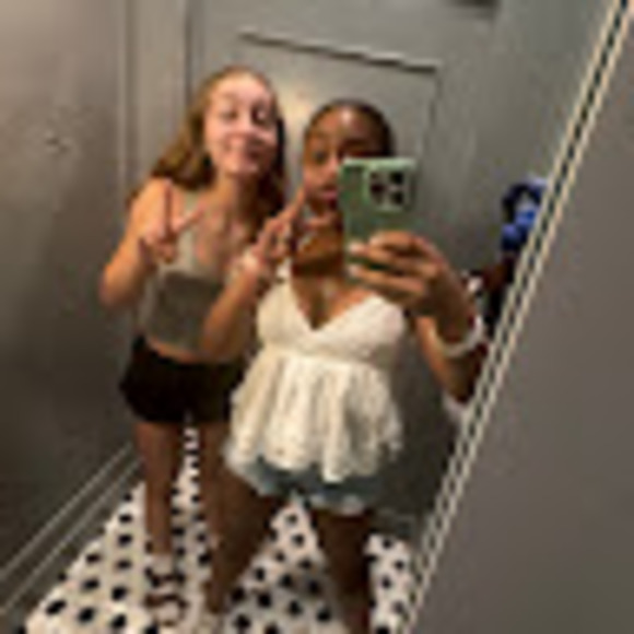 Meet your Posher, Sloane - Picture 1 of 1